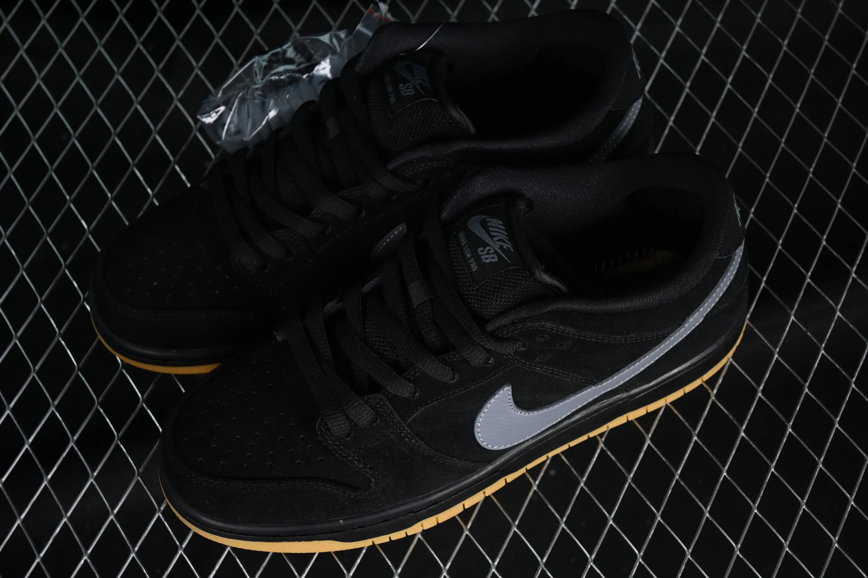 All categories Nk SB Dunk Series Nk SB Dunk Low Low-top sneakers K version Nk SB Dunk Low Raw rubber black and gray SB Dunk Series low-top casual sports skateboard shoes BQ6817-010